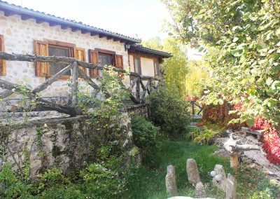 exterior fachada jardín casa rural El Covanchón